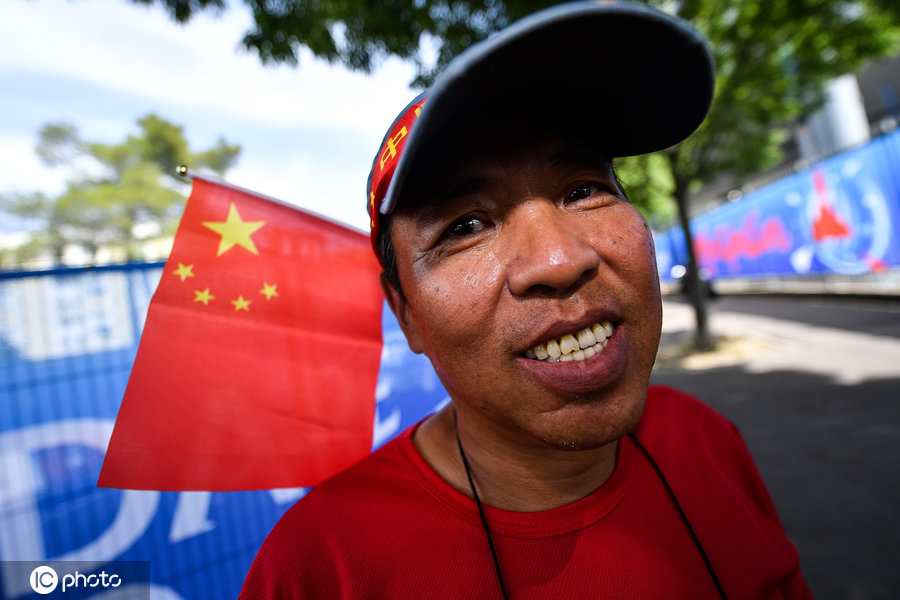 意大利女足vs中国女足免费高清直播(意大利VS中国女足双方球迷场外集结 意大利球迷自带乐队助威)