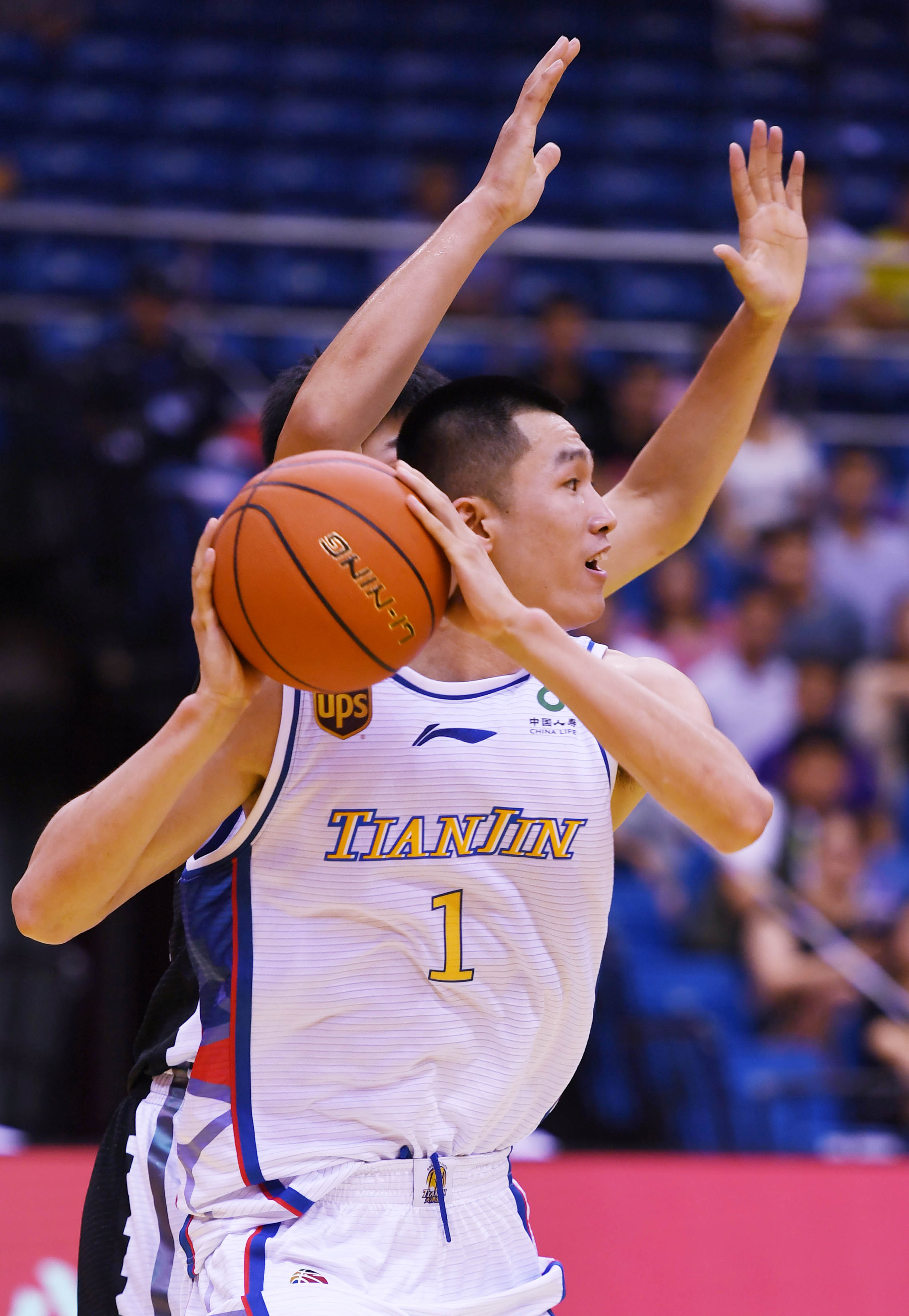 胜天津荣钢    7月19日,辽宁本钢队球员刘清政(左)在比赛中带球突破