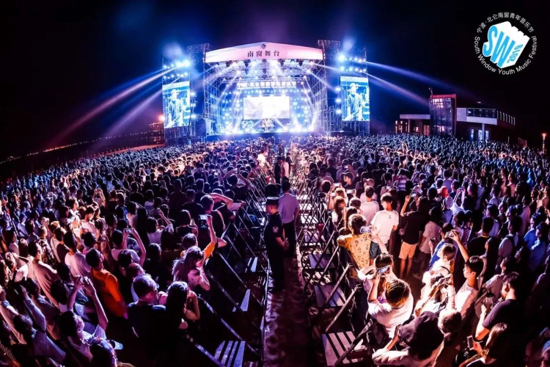 Zhao Lei, sound plays, · · · is 9 Lian Zhen's people, Kangmushi this night sky drew a chic moon