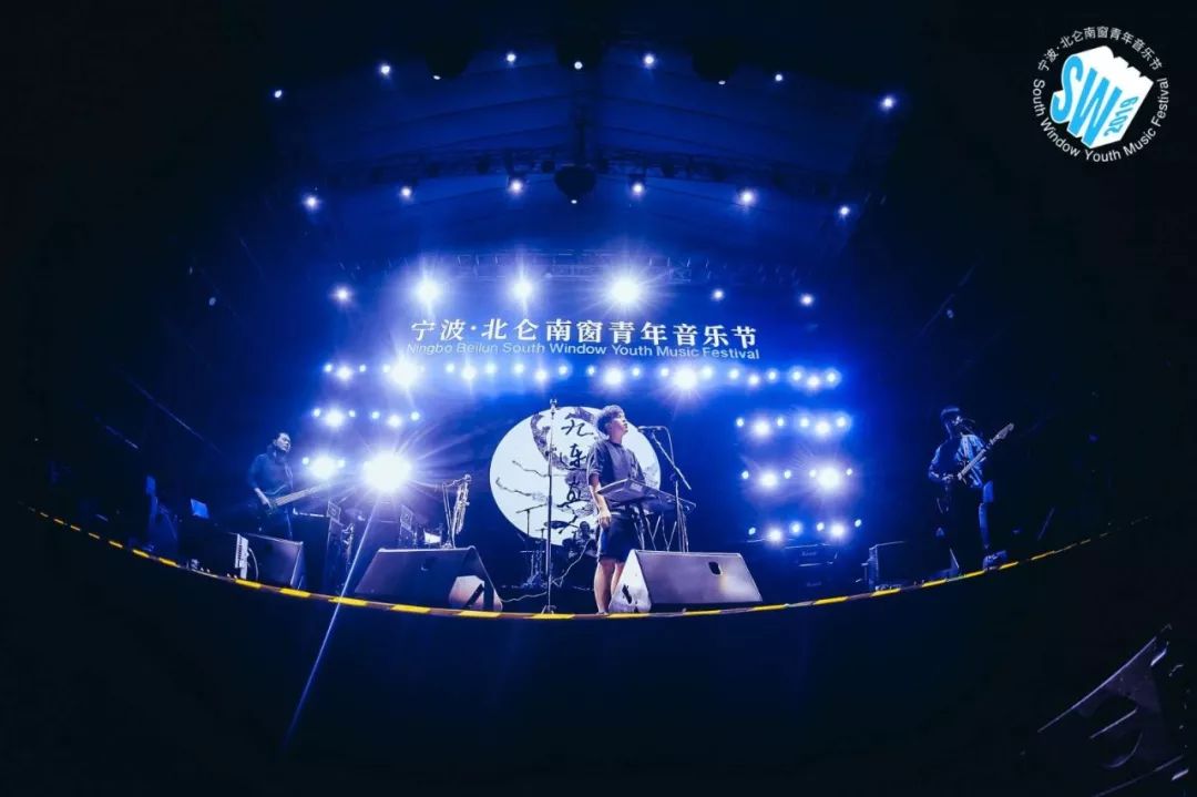 Zhao Lei, sound plays, · · · is 9 Lian Zhen's people, Kangmushi this night sky drew a chic moon