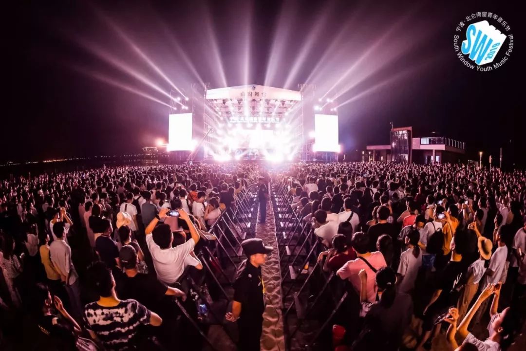 Zhao Lei, sound plays, · · · is 9 Lian Zhen's people, Kangmushi this night sky drew a chic moon