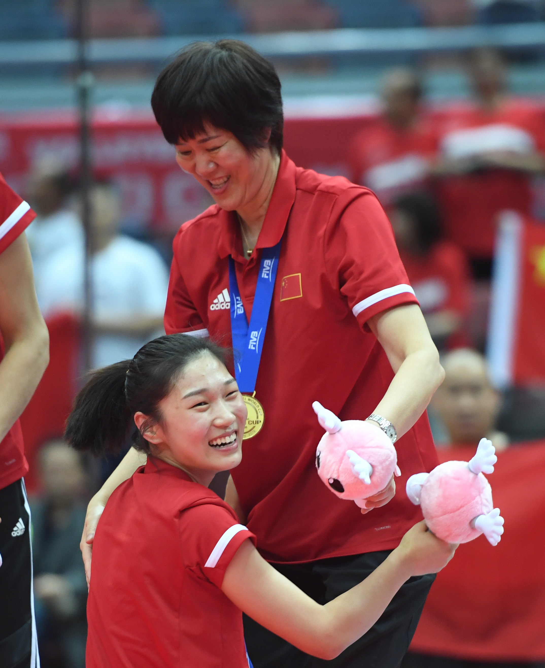 为什么世界杯由队长捧杯(排球——女排世界杯：中国队捧杯)