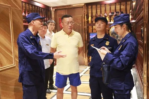 上饶消防组织开展集中夜查行动!护航国庆消防安保
