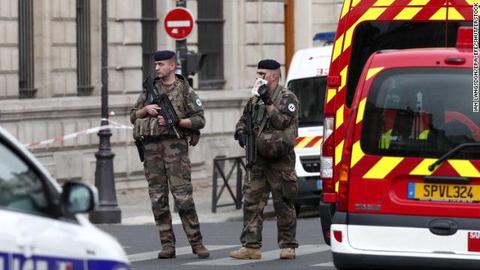巴黎一男子在警察总部刺死4名警察 随后被击毙