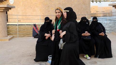 沙特首次允许女性参军 可担任一等兵，下士或中士