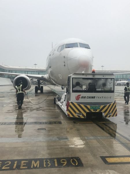 中国国航湖北省子公司第一批电动式飞机牵引车资金投入经营