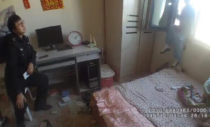 女子与母亲争吵后吃300片安乐片欲跳楼 民警和她聊起家常……