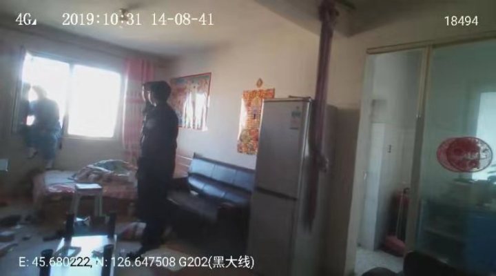 女子与母亲争吵后吃300片安乐片欲跳楼 民警和她聊起家常……