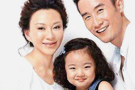 《金婚》张国立的4个儿女,如今她身价过亿,她成为收视女王