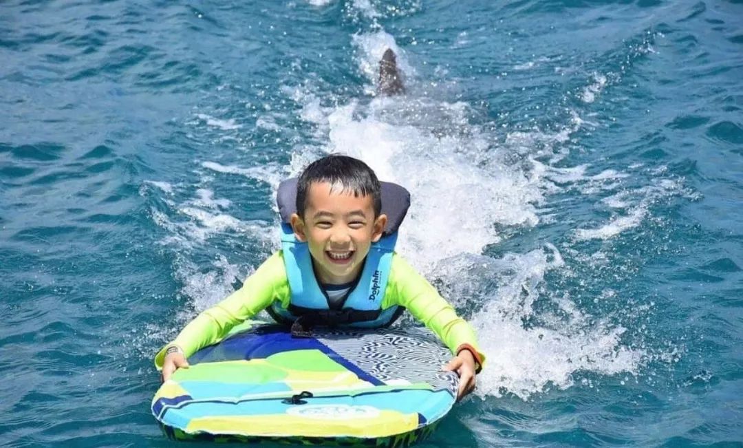 6岁Jasper被夸会做人：成人世界油腻的“高情商”，才配不上他