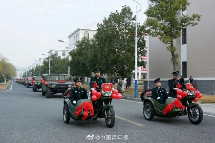 Rocket army drops year dog food madly! Li Yifeng signs 3000 pieces along with member according to