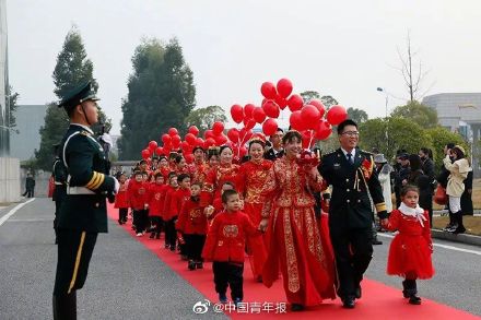 Rocket army drops year dog food madly! Li Yifeng signs 3000 pieces along with member according to