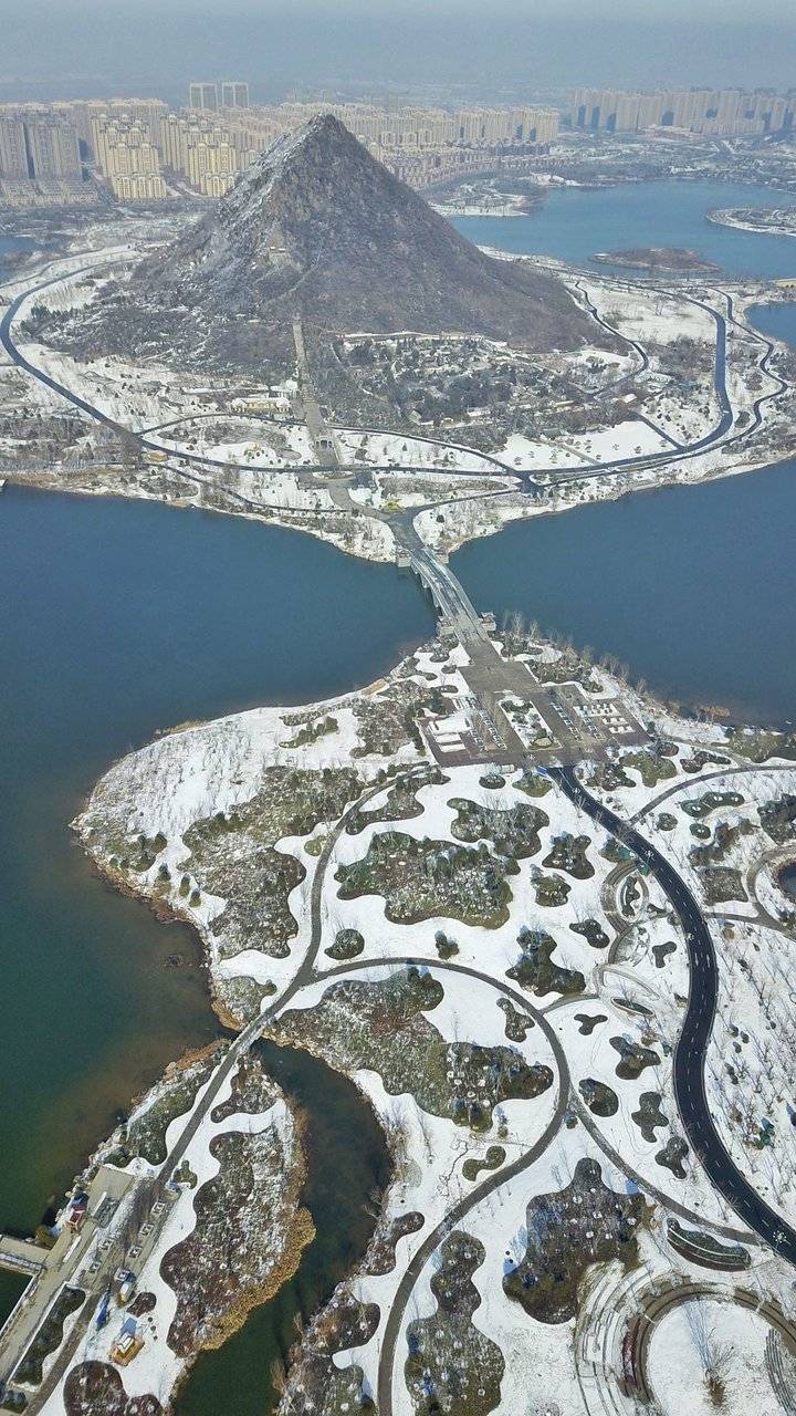 The Chu Qing after snow, boat pats park of Mount Hua lake, spread out slowly like picture scroll