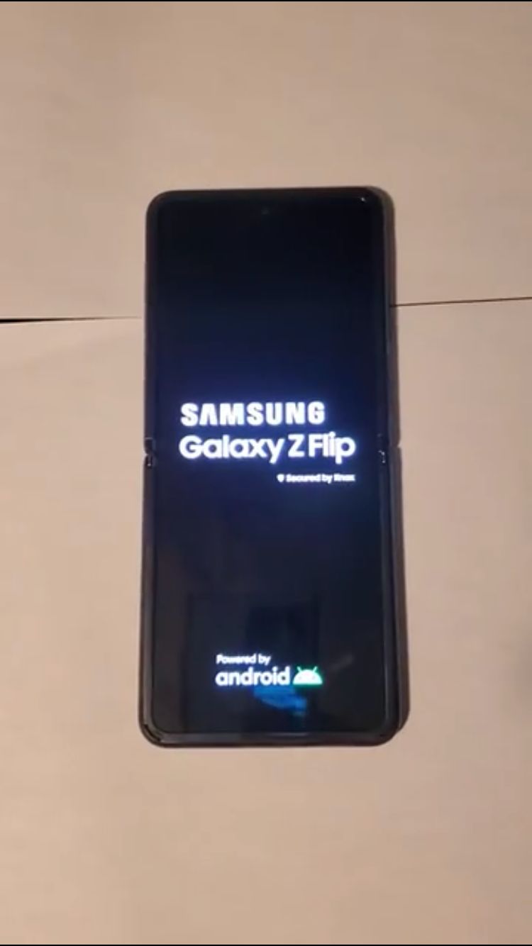 三星「掀盖式」折叠手机 Galaxy Z Flip 真机实拍视频曝出，骁龙处理器 855 扶持