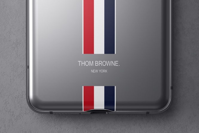 三星 X Thom Browne 全新升级折叠式智能机Galaxy Z Flip公布