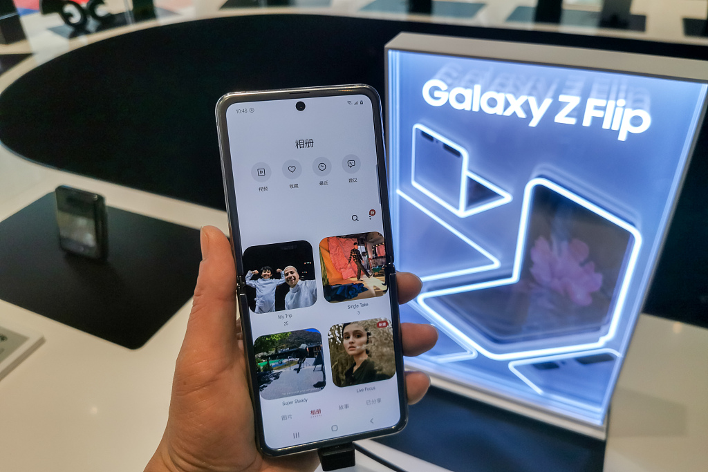 三星翻盖折叠屏手机Galaxy Z Flip现身上海市官方旗舰店