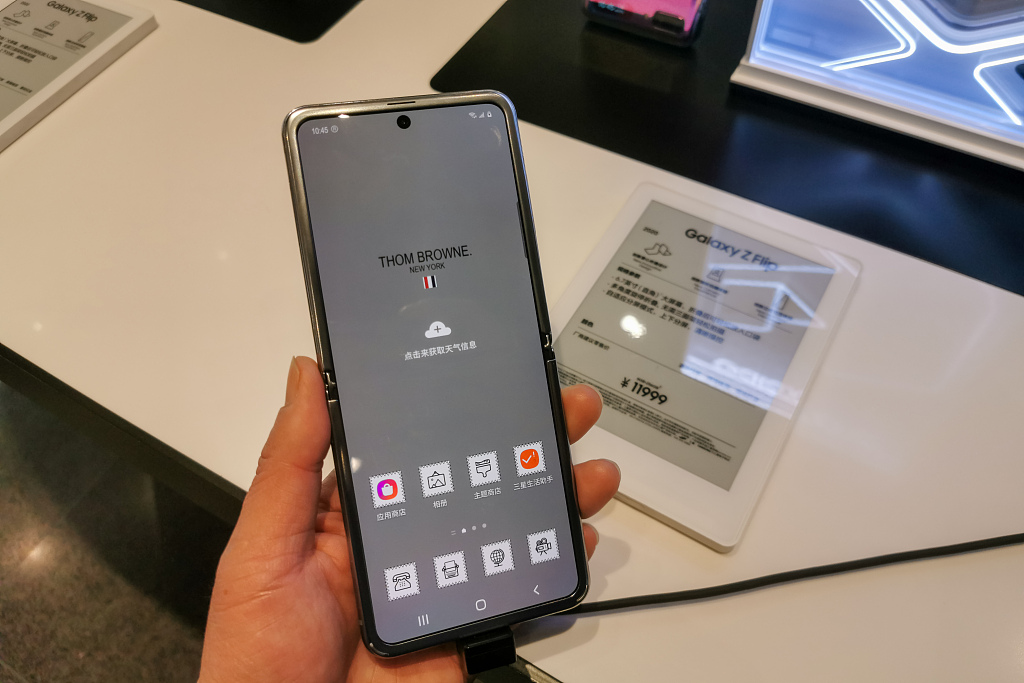 三星翻盖折叠屏手机Galaxy Z Flip现身上海市官方旗舰店
