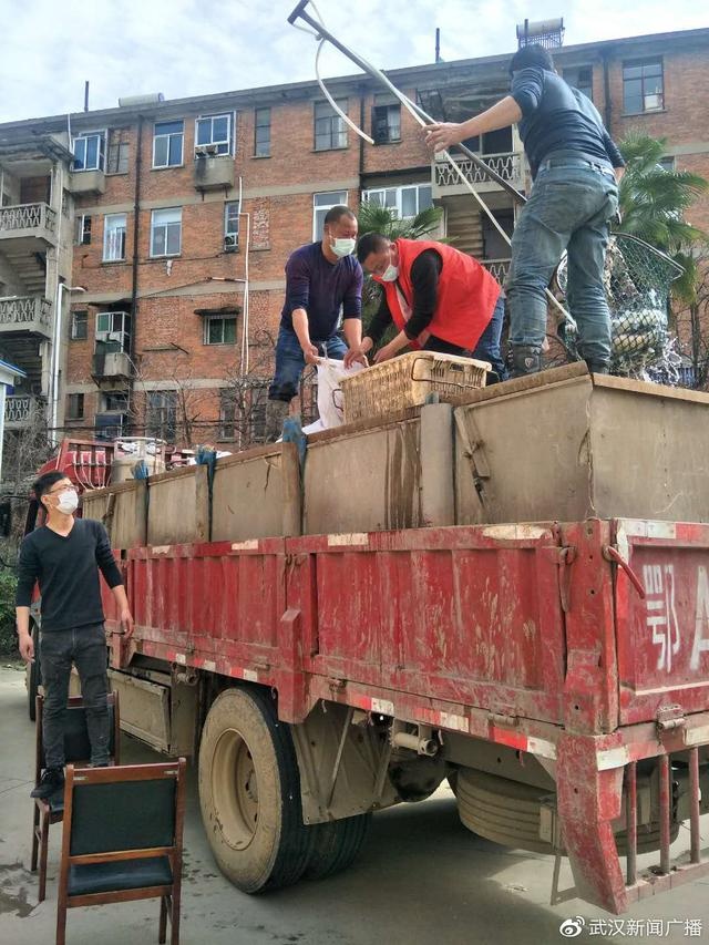 武汉开发区三万斤活鱼送至七个街道社区589一个艰难家中