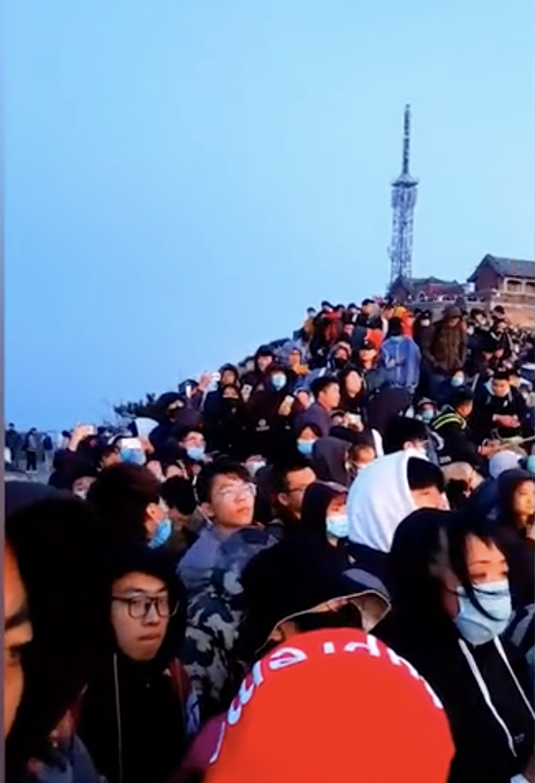 2319.7万人出游!游客看日出“挤爆”景区?