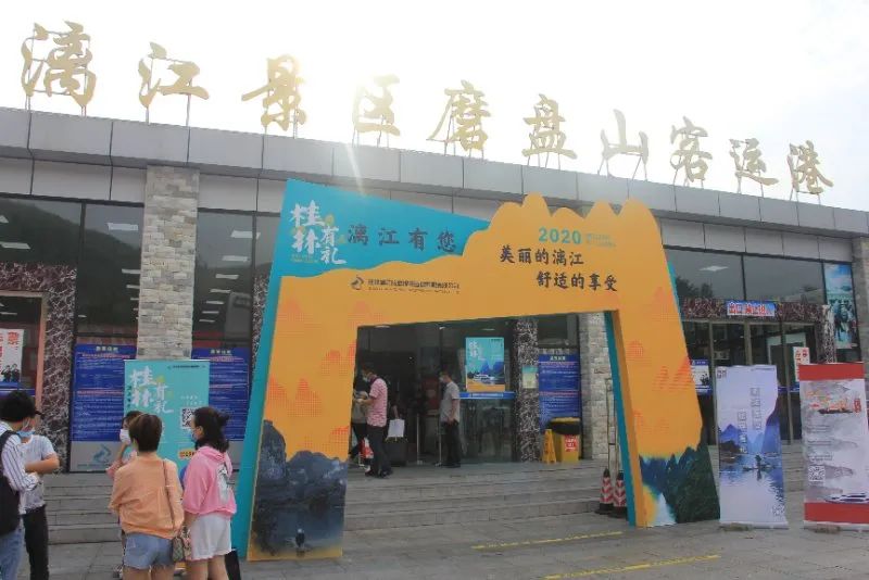 2319.7万人出游!游客看日出“挤爆”景区?