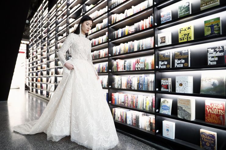 papi酱生孩子随父姓，被嘲“独立女性”人设崩塌