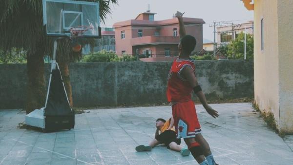 特写｜中国篮球也有了“模仿帝”，他是网红陈挑战