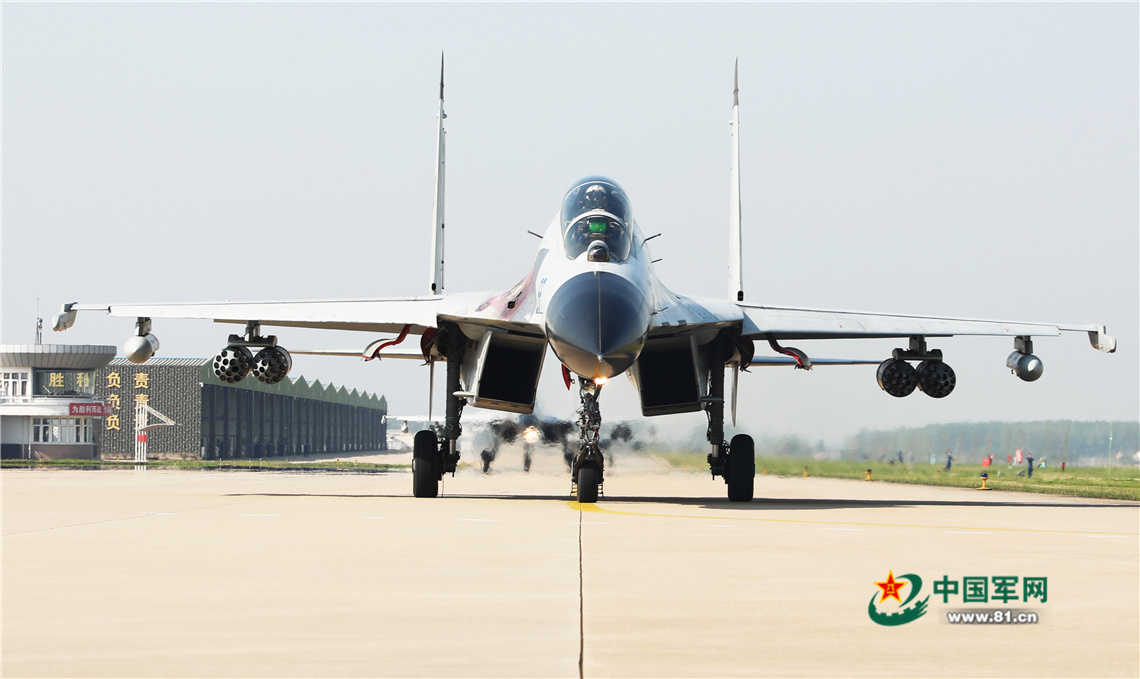 高清大图丨纵览海军航空大学某团实弹打靶现场