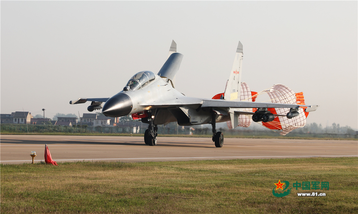 高清大图丨纵览海军航空大学某团实弹打靶现场