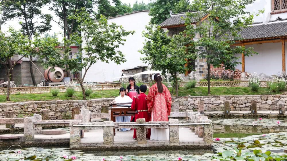 西安人，你知道女孩子外出旅行为何偏爱穿古装