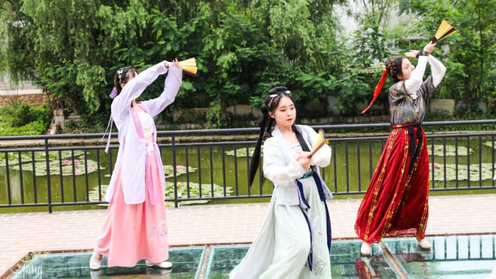 西安人，你知道女孩子外出旅行为何偏爱穿古装