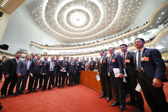 中国抗疫系侨心 关注两会传期盼