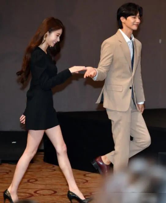 约会被路人目击，朴智妍&amp;宋再临陷入粉红热恋