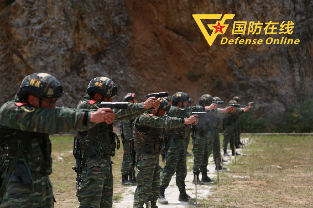 直击｜武警特战队员多课目实弹射击训练