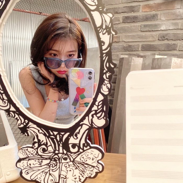 「IU」「分享」200520 品牌公开新自拍，浪漫520有