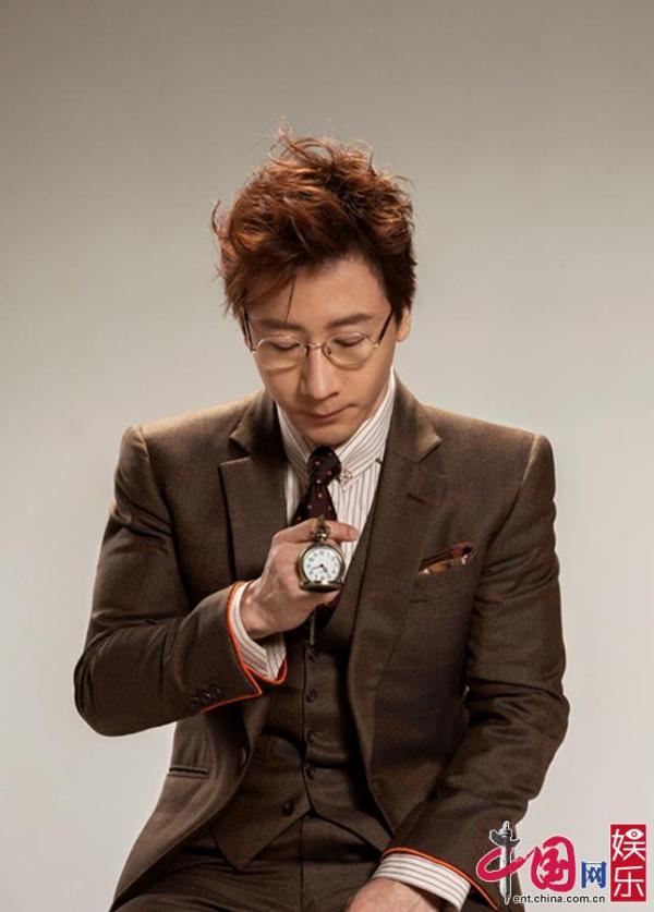 刘谦最新写真曝光 西装革履尽显绅士风范