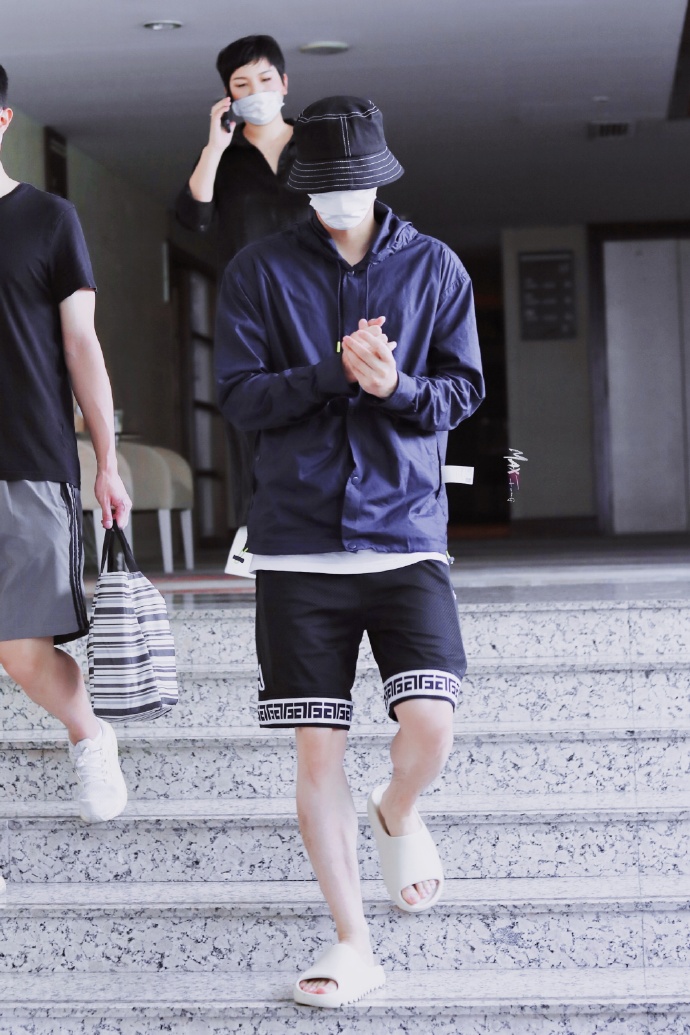 200520 甜蜜的520从看到新鲜峰峰开始 李易峰今日上班路透发送