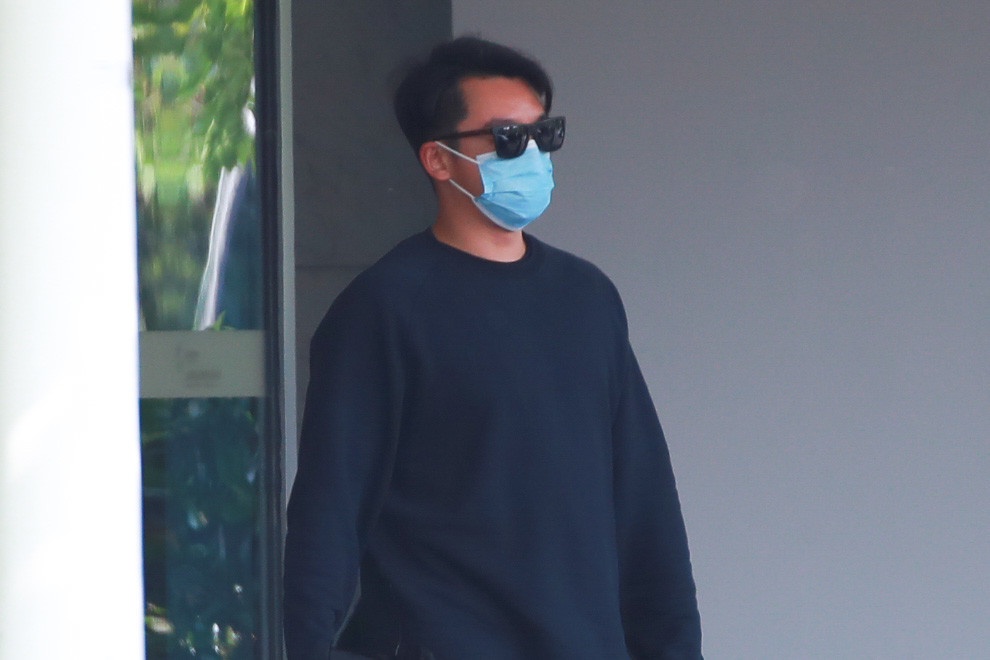 幸福肥！郑恺官宣结婚后现身机场 身材微微发福