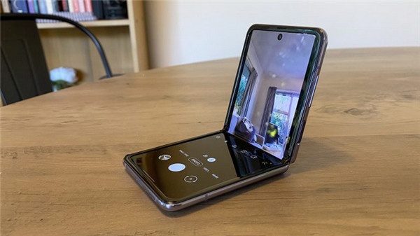 三星Galaxy Z Flip评测：小巧精致、整体表现更好的可折叠手机