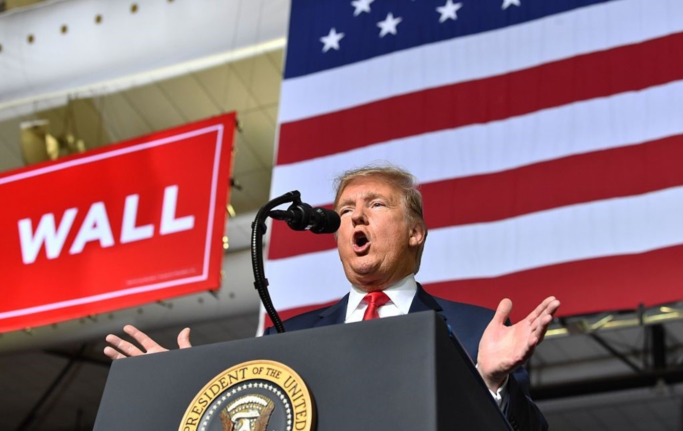 美国经济能不能强劲复苏，特朗普和鲍威尔掐起