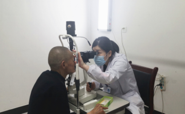 长沙82岁老嗲嗲视力下降险致失明，医生：不要等