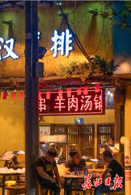 凌晨的吉庆街和万松园路宵夜摊子摆出来了，食