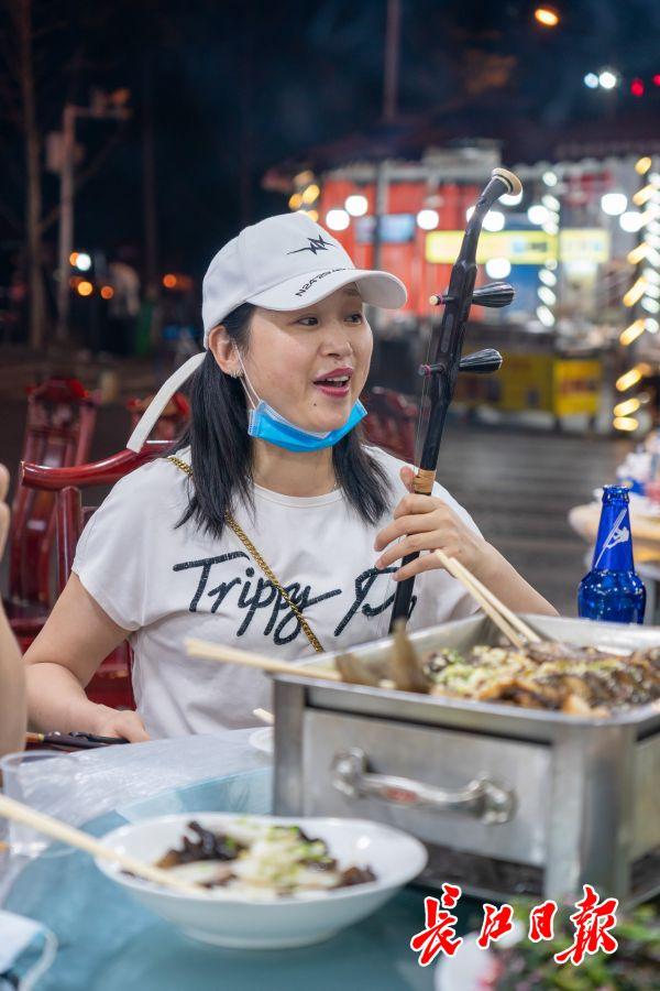 凌晨的吉庆街和万松园路宵夜摊子摆出来了，食