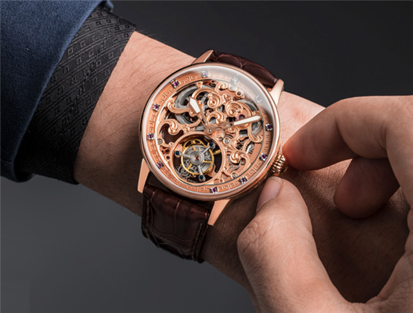 小米有品众筹故宫陀飞轮机械表：全镂空 镶嵌