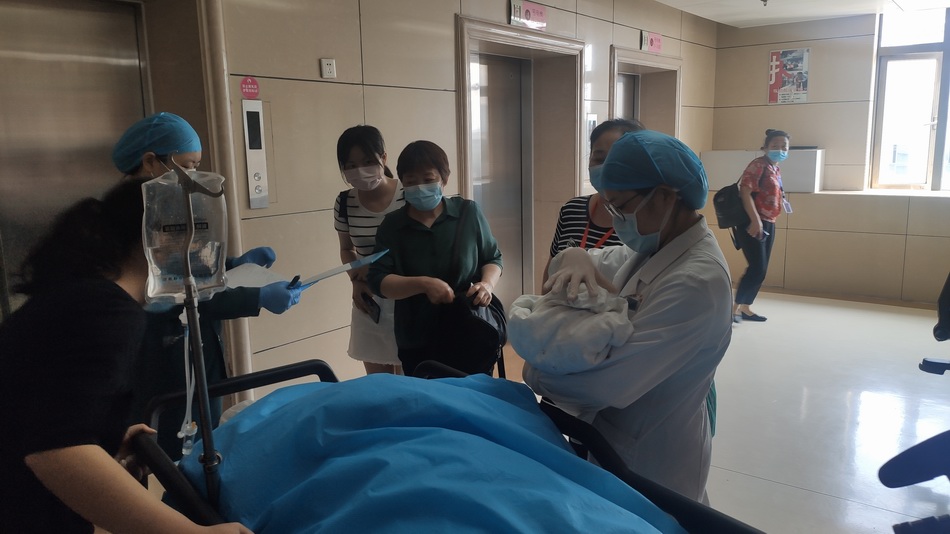 抱薪者｜六一儿童节，抗疫烈士彭银华的孩子在