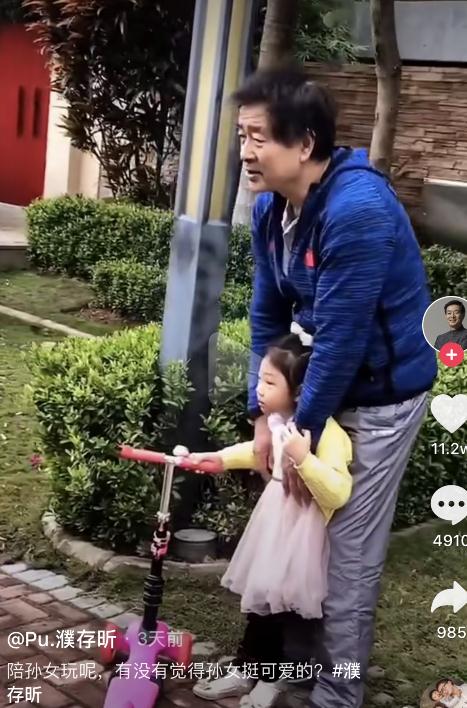 67岁濮存昕陪孙女玩耍，满脸皱纹显沧桑，男神怎