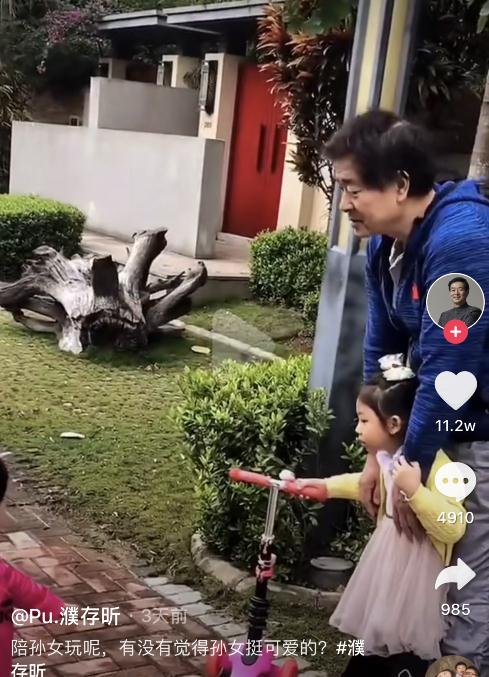 67岁濮存昕陪孙女玩耍，满脸皱纹显沧桑，男神怎