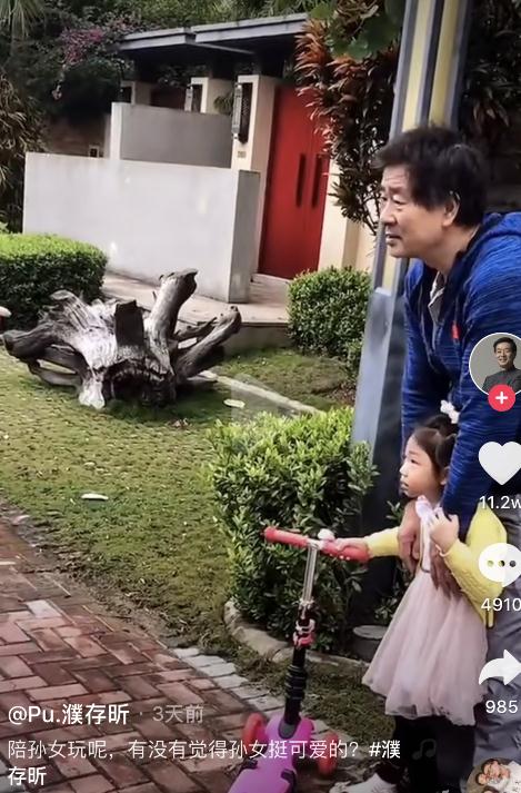 67岁濮存昕陪孙女玩耍，满脸皱纹显沧桑，男神怎