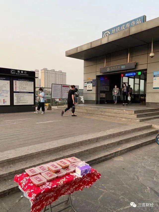 五菱汽车销售电话被打爆！摆地摊有多赚钱？有