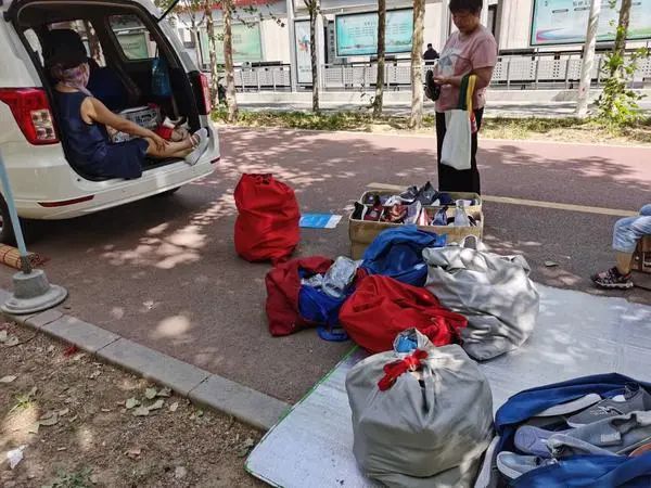 五菱汽车销售电话被打爆！摆地摊有多赚钱？有