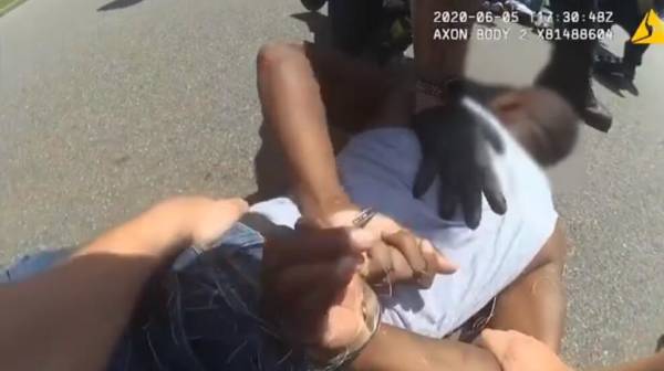 被白人警察电击枪射中、跪压在地，黑人男子：我无法呼吸